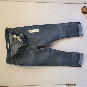 Signature Levi Strauss mid-rise capris Bluejean